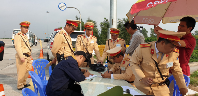 CSGT tiến h&agrave;nh lập bi&ecirc;n bản tạm giữ xe bồn chở xăng tr&ecirc;n cao tốc H&agrave; Nội- Hải Ph&ograve;ng.