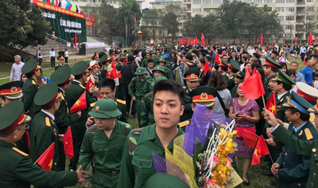 Những chiến sĩ trẻ h&agrave;o hứng l&ecirc;n đường nhập ngũ tại buổi Lễ giao, nhận qu&acirc;n 20/2/2019, tại quận Cầu Giấy, H&agrave; Nội.