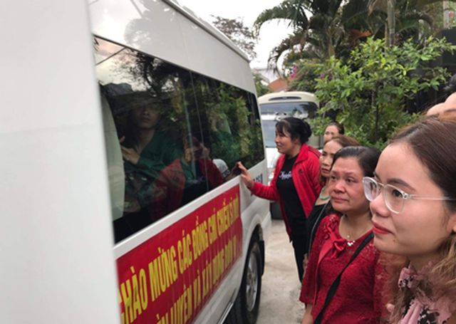 Những người th&acirc;n chia tay con em m&igrave;nh l&ecirc;n đường nhập ngũ tại quận Cầu Giấy v&agrave;o s&aacute;ng nay 20/2/2019.