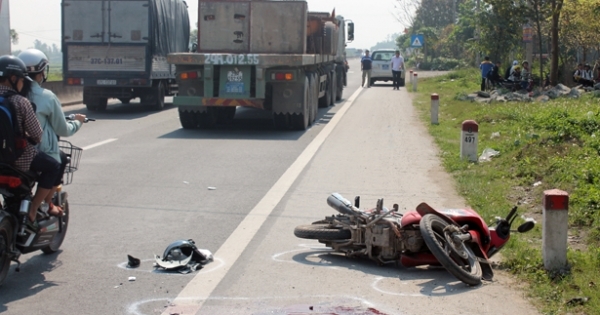 Va chạm với container, 1 người nguy kịch