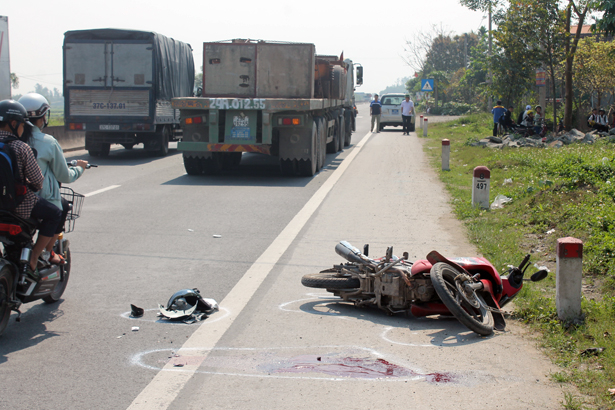 Người đi xe m&aacute;y được đưa v&agrave;o bệnh viện cấp cứu trong t&igrave;nh trạng nguy kịch.