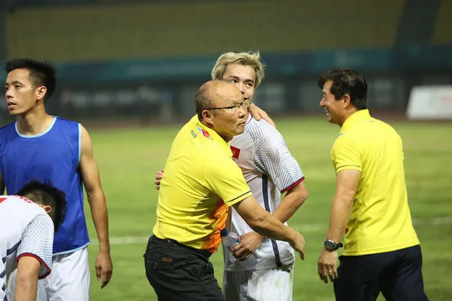 HLV Park Hang Seo đang đảm nhận nhiều nhiệm vụ với b&oacute;ng đ&aacute; Việt Nam.