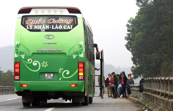 Xe đường d&agrave;i v&ocirc; tư dừng tr&ecirc;n cao tốc Nội B&agrave;i - L&agrave;o Cai bắt kh&aacute;ch.