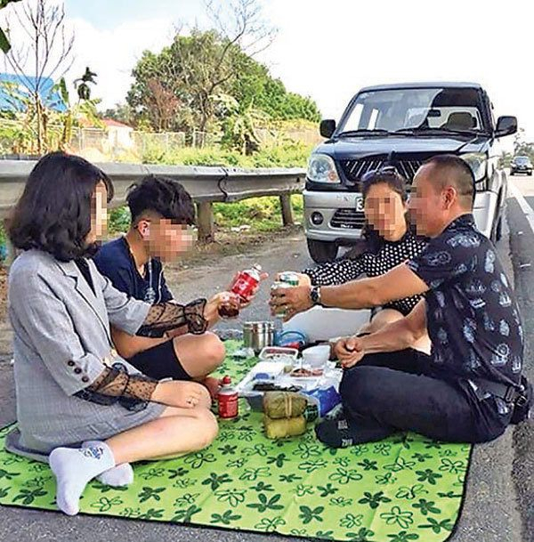 Một gia đ&igrave;nh v&ocirc; tư ăn uống tr&ecirc;n l&agrave;n dừng khẩn cấp cao tốc Nội B&agrave;i - L&agrave;o Cai (chiều 15/2).