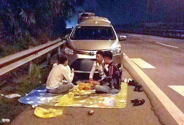 Nh&oacute;m thanh ni&ecirc;n ăn nhậu tr&ecirc;n cao tốc Nội B&agrave;i - L&agrave;o Cai (tối 15/2) (Ảnh cắt từ clip)