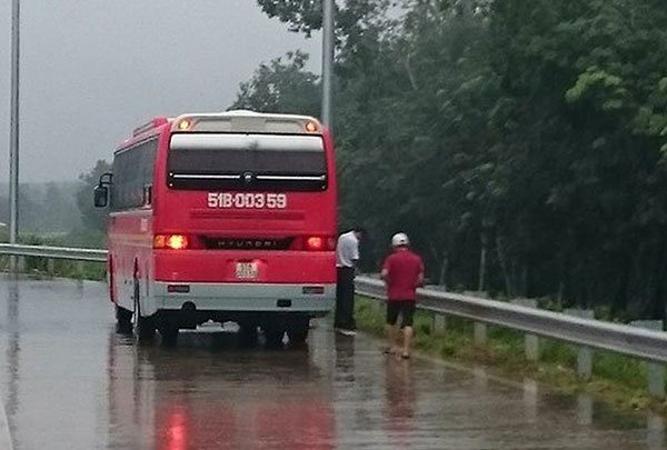 Xe 45 chỗ dừng tr&ecirc;n cao tốc TP HCM - Long Th&agrave;nh - Dầu Gi&acirc;y cho kh&aacute;ch &ldquo;giải quyết nỗi buồn&rdquo;.