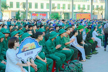 Thanh ni&ecirc;n Cố đ&ocirc; l&ecirc;n đường nhập ngũ