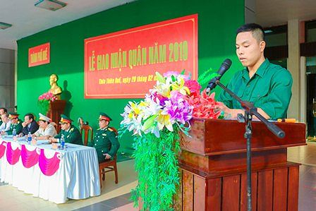 Thanh ni&ecirc;n Cố đ&ocirc; l&ecirc;n đường nhập ngũ