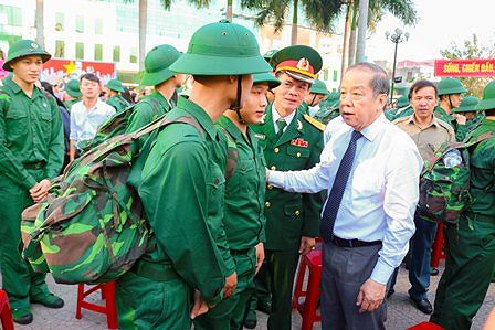 &Ocirc;ng Phan Ngọc Thọ, Chủ tịch UBND tỉnh Thừa Thi&ecirc;n Huế dặn d&ograve; c&aacute;c t&acirc;n binh&nbsp;