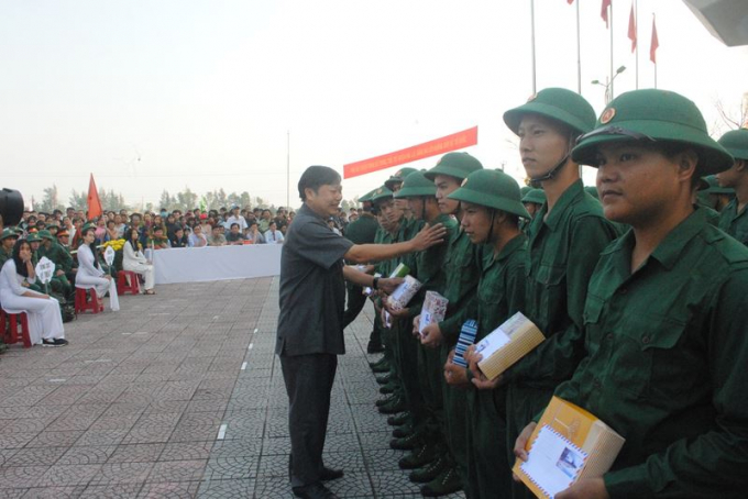 &Ocirc;ng Nguyễn Th&aacute;i Sơn, Trưởng Ban Tuy&ecirc;n gi&aacute;o Tỉnh uỷ Thừa Thi&ecirc;n Huế tặng qu&agrave; cho c&aacute;c t&acirc;n binh tại huyện Ph&uacute; Lộc