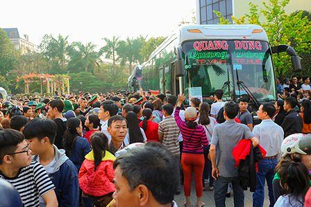 Rất đ&ocirc;ng người th&acirc;n tiễn đưa con em l&ecirc;n đường nhập ngũ&nbsp;