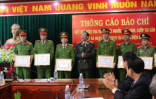 Thiếu tướng&nbsp;S&ugrave;ng A Hồng-Gi&aacute;m đốc C&ocirc;ng an tỉnh trao giấy khen cho c&aacute;c c&aacute; nh&acirc;n trong Ban chuy&ecirc;n &aacute;n (Ảnh congan.dienbien.gov.vn).