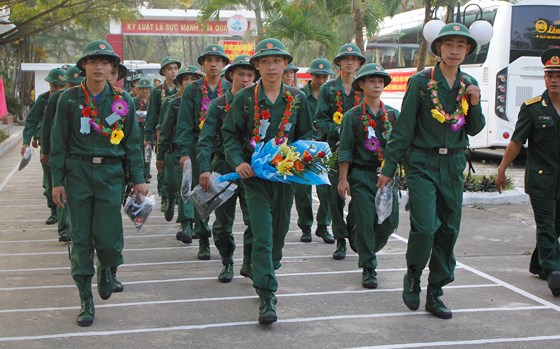 Thanh ni&ecirc;n Đ&agrave; Nẵng hăng h&aacute;i l&ecirc;n đường t&ograve;ng qu&acirc;n.