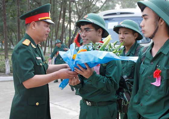 Đại diện Bộ chỉ huy qu&acirc;n sự TP Đ&agrave; Nẵng tặng hoa ch&uacute;c mừng c&aacute;c t&acirc;n binh.