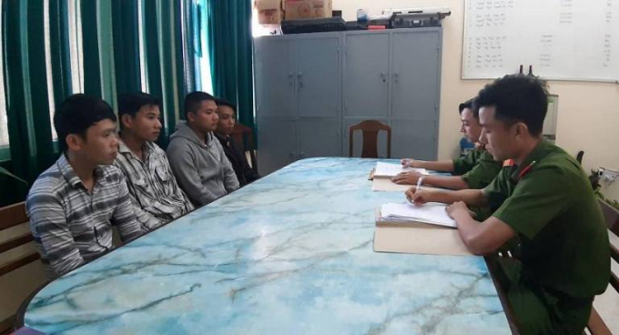 Bốn đối tượng g&acirc;y rối, chống người thi h&agrave;nh c&ocirc;ng vụ.