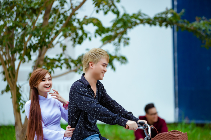 Cộng đồng mạng bất ngờ truyền tay nhau những cảnh quay trong MV mới của L&ecirc; Trọng Hiếu.