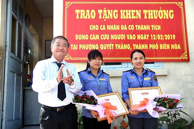 Ph&oacute; chủ tịch TP Bi&ecirc;n H&ograve;a trao bằng khen cho hai nữ nh&acirc;n vi&ecirc;n g&aacute;c chắn