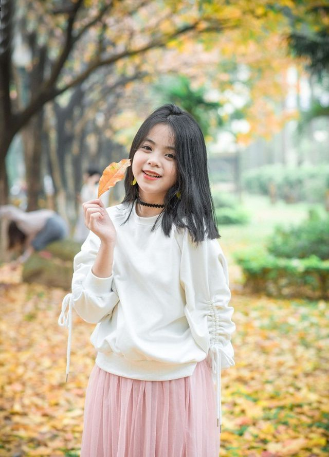 Nhắc đến con đường n&agrave;y, kh&ocirc;ng chỉ sinh vi&ecirc;n trong trường tự h&agrave;o, th&iacute;ch th&uacute; m&agrave; bất kỳ ai gh&eacute; qua cũng cảm thấy ngỡ ng&agrave;ng trước vẻ đẹp thơ mộng, kh&ocirc;ng qu&ecirc;n lưu lại những bức ảnh tuyệt đẹp. (ảnh: Nguyễn Văn Qua)