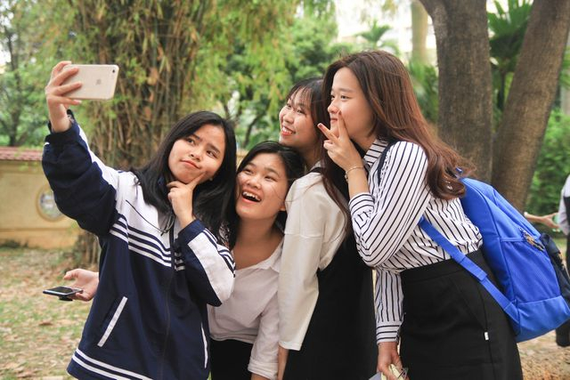 Cứ v&agrave;o m&ugrave;a lộc vừng thay l&aacute;, v&agrave;ng ruộm một g&oacute;c trời, nơi đ&acirc;y lại thu h&uacute;t rất nhiều bạn trẻ tới chụp ảnh.