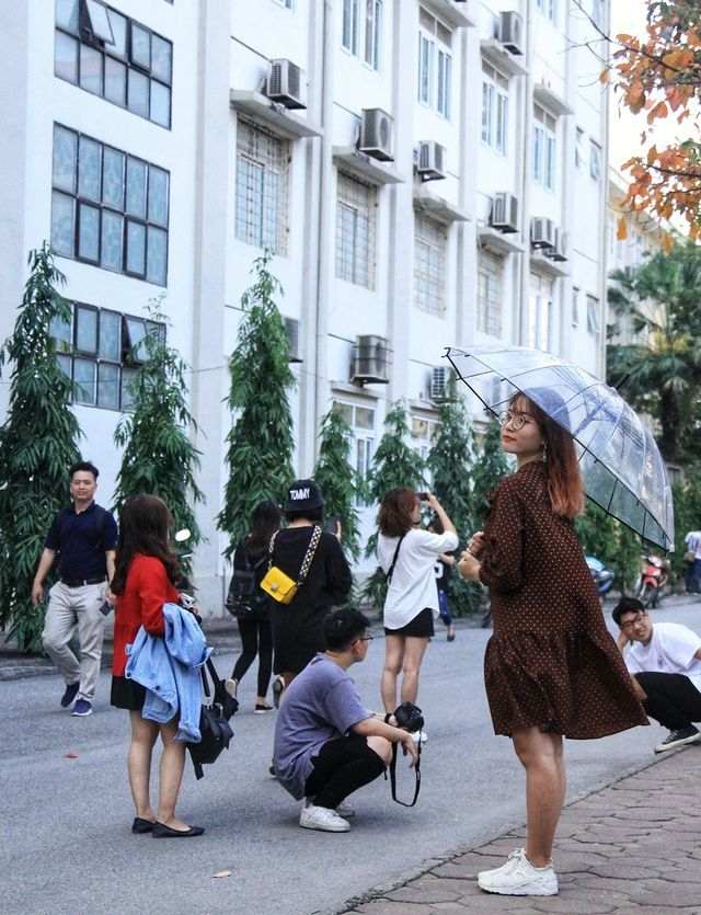 Nhiều nhiếp ảnh trẻ cũng t&igrave;m tới địa điểm nổi tiếng n&agrave;y để t&aacute;c nghiệp, s&aacute;ng tạo những bộ ảnh l&atilde;ng mạn.