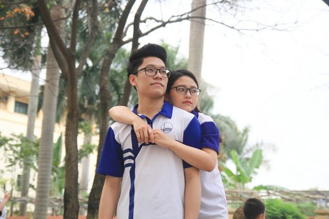 Con đường nhuộm sắc v&agrave;ng