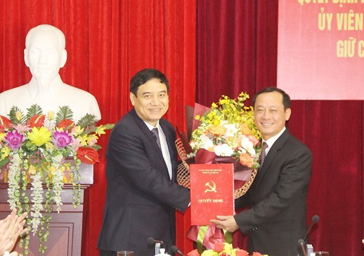 Đồng ch&iacute; Nguyễn Đắc Vinh trao quyết định v&agrave; ch&uacute;c mừng đồng ch&iacute; Phan Đức Đồng.