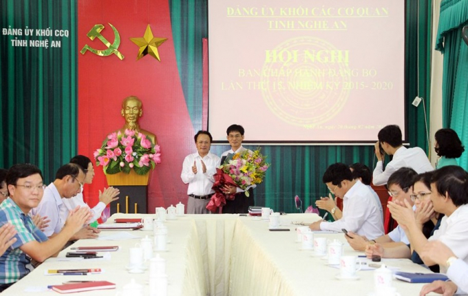 B&iacute; thư Đảng ủy Khối C&aacute;c cơ quan tỉnh Nghệ An Nguyễn Nam Đ&igrave;nh ch&uacute;c mừng đồng ch&iacute; Chu B&aacute; Long.