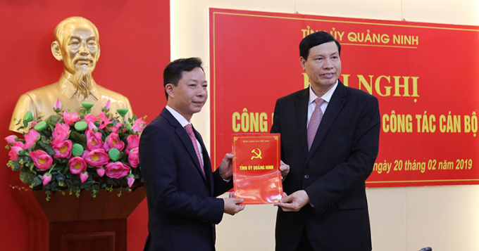 Đồng ch&iacute; Nguyễn Đức Long trao quyết định v&agrave; ch&uacute;c mừng đồng ch&iacute; L&ecirc; Văn &Aacute;nh.