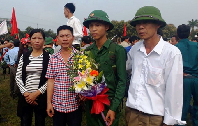 Cả gia đ&igrave;nh đến chia tay, động vi&ecirc;n con cố gắng ho&agrave;n th&agrave;nh tốt nhiệm vụ thi&ecirc;ng li&ecirc;ng của tổ quốc