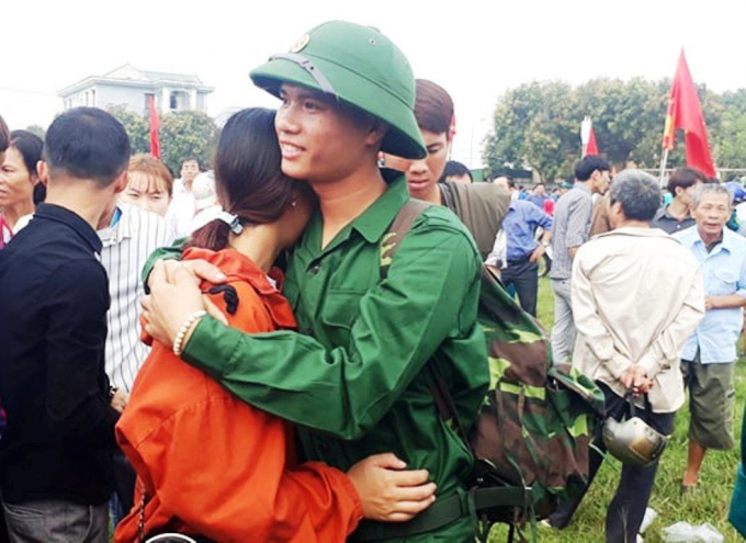 T&acirc;n binh Lưu Đ&igrave;nh Tuy&ecirc;n bịn rịn chia tay người vợ trẻ đang mang thai để l&ecirc;n đường nhập ngũ