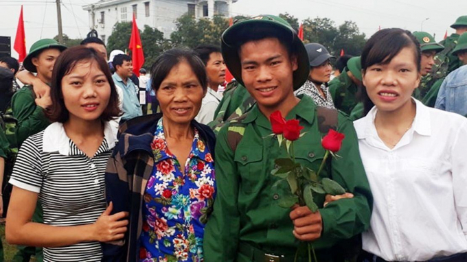 T&acirc;n binh Nguyễn Đ&igrave;nh Thi (Tr&uacute; huyện Nghi Lộc) chụp ảnh lưu niệm c&ugrave;ng gia đ&igrave;nh.