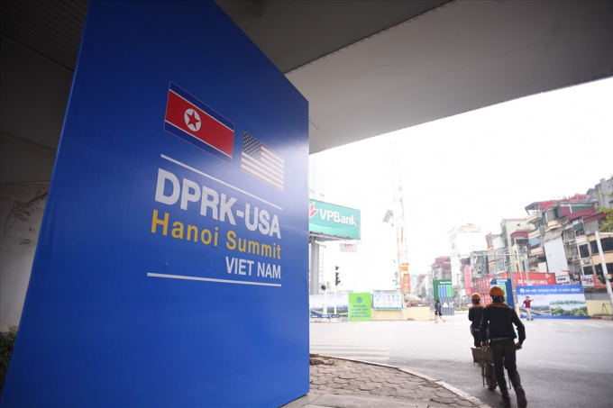 Ng&agrave;y 21.2, một số tuyến đường H&agrave; Nội được lắp đặt nhiều tấm banner cỡ lớn ch&agrave;o đ&oacute;n hội nghị thượng đỉnh Mỹ - Triều.