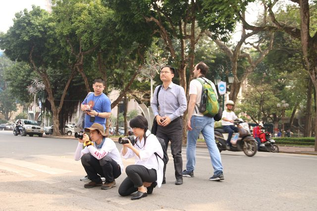 7h30 s&aacute;ng tại trước cổng Nh&agrave; kh&aacute;ch Ch&iacute;nh phủ 12 Ng&ocirc; Quyền. Rất nhiều ph&oacute;ng vi&ecirc;n quốc tế, trong đ&oacute; chủ yếu l&agrave; tới từ H&agrave;n Quốc, Nhật Bản, Mỹ... đ&atilde; c&oacute; mặt nơi dự kiến sẽ diễn ra cuộc gặp gỡ giữa đặc ph&aacute;i vi&ecirc;n Mỹ Stephen Biegun với đặc phải vi&ecirc;n Triều Ti&ecirc;n Kim Hyok-chol trước cuộc họp thượng đỉnh giữa Tổng thống Mỹ Trump v&agrave; Chủ tịch CHDCND Triều Ti&ecirc;n Kim Jong-un, sự kiện dự kiến diễn ra ng&agrave;y 27-28/2.