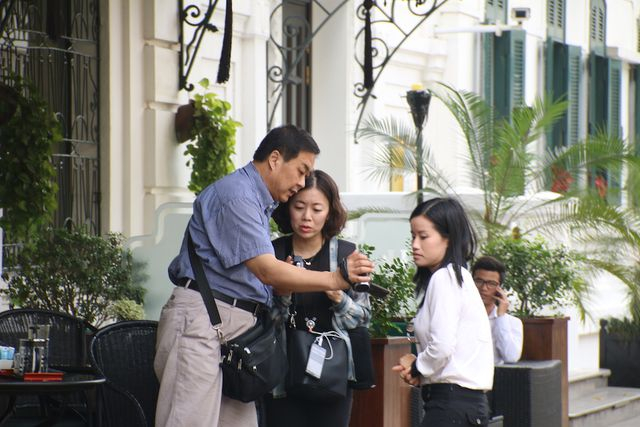 H&igrave;nh ảnh giới truyền th&ocirc;ng c&oacute; mặt đ&ocirc;ng đảo cũng diễn ra tại kh&aacute;ch sạn Metropole H&agrave; Nội. Do kh&ocirc;ng thể nhận diện được những người ra v&agrave;o kh&aacute;ch sạn Metropole H&agrave; Nội, sau khi ghi được một v&agrave;i h&igrave;nh ảnh &iacute;t ỏi họ phải hỏi thăm để biết th&ocirc;ng tin người m&igrave;nh vừa ghi h&igrave;nh.