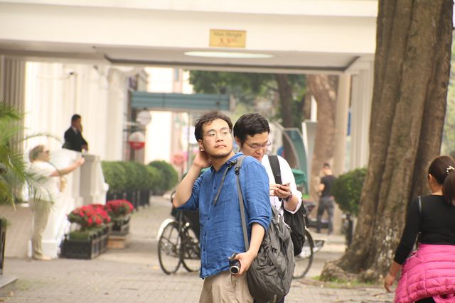 C&oacute; mặt từ rất sớm nhưng ph&oacute;ng vi&ecirc;n quốc tế cũng như Việt Nam lu&ocirc;n trong cảnh đợi chờ, r&igrave;nh rập.