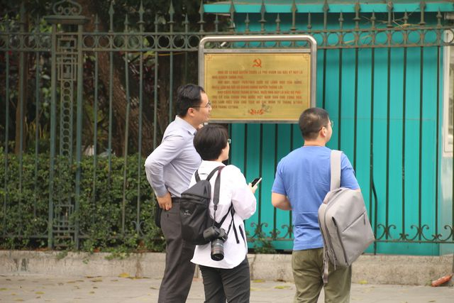 Hết đứng, ngồi, họ đi lại nh&igrave;n ng&oacute; v&agrave;o b&ecirc;n trong Nh&agrave; kh&aacute;ch Ch&iacute;nh Phủ nơi được cho l&agrave; một đo&agrave;n c&ocirc;ng t&aacute;c li&ecirc;n quan đến Hội nghị thượng đỉnh đang ở.