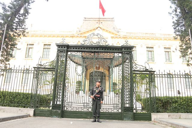 Khoảng 9h s&aacute;ng lực lượng an ninh được triển khai, cảnh s&aacute;t cơ động cắm chốt quanh Nh&agrave; kh&aacute;ch Ch&iacute;nh Phủ v&agrave; kh&aacute;ch sạn Metropole H&agrave; Nội .