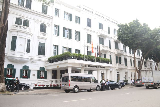 Ph&iacute;a kh&aacute;ch sạn Metropole H&agrave; Nội, thi thoảng c&oacute; một v&agrave;i đo&agrave;n người nước ngo&agrave;i ra v&agrave;o c&oacute; xe cảnh s&aacute;t dẫn đo&agrave;n.