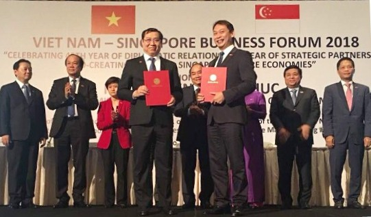 Chủ tịch UBND TP Đ&agrave; Nẵng Huỳnh Đức Thơ&nbsp;trao Bản ghi nhớ đồng &yacute; về mặt nguy&ecirc;n tắc cho nh&oacute;m c&aacute;c nh&agrave; đầu tư của Singapore do C&ocirc;ng ty Sakae Corporate Advisory chủ tr&igrave;&nbsp;tại Diễn đ&agrave;n doanh nghiệp Việt Nam &ndash; Singapore.