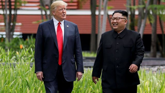 T&ocirc;̉ng th&ocirc;́ng Mỹ Donald Trump và Chủ tịch Tri&ecirc;̀u Ti&ecirc;n Kim Jong-un họp thượng đỉnh l&acirc;̀n đ&acirc;̀u tại Singapore. (Ảnh: Reuters)