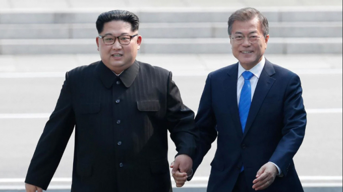 Chủ tịch Triều Ti&ecirc;n Kim Jong-un v&agrave; Tổng thống H&agrave;n Quốc Moon Jae-in. Ảnh: The Australian