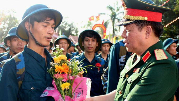 Thượng tướng Nguyễn Trọng Nghĩa- Uỷ vi&ecirc;n Trung ương Đảng, Ph&oacute; Chủ nhiệm Tổng cục Ch&iacute;nh trị động vi&ecirc;n thanh ni&ecirc;n Long An l&ecirc;n đường nhập ngũ.