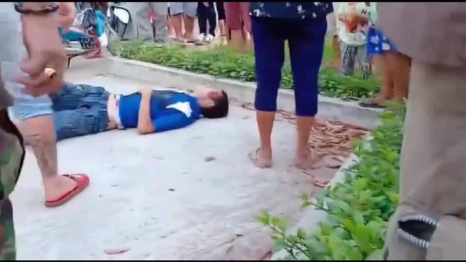 Người đ&agrave;n &ocirc;ng bị đ&acirc;m chết trong l&uacute;c dẫn con đi chơi c&ocirc;ng vi&ecirc;n.