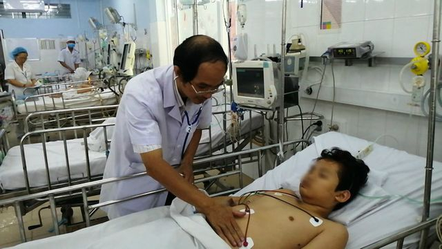 Đang chờ kh&aacute;m ti&ecirc;u chảy, b&eacute; l&ecirc;n cơn co giật v&igrave; nắng n&oacute;ng