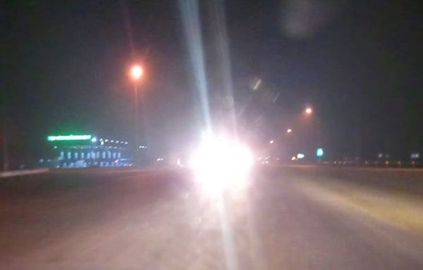 T&igrave;nh trạng người điều khiển &ocirc;t&ocirc; bật đ&egrave;n pha trong phố khiến người đi hướng ngược lại kh&oacute; quan s&aacute;t ph&iacute;a trước, tiềm ẩn nguy cơ mất ATGT