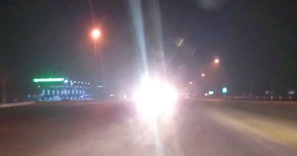 Báo động tình trạng bật đèn pha trong phố