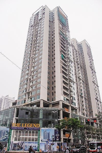 Đường Nguyễn Tu&acirc;n (quận Thanh Xu&acirc;n, H&agrave; Nội) d&ugrave; chỉ d&agrave;i khoảng 1km v&agrave; rộng khoảng 6m nhưng h&agrave;ng ng&agrave;y đang phải g&aacute;nh tải cho hơn 20 t&ograve;a nh&agrave; chung cư cao tầng.