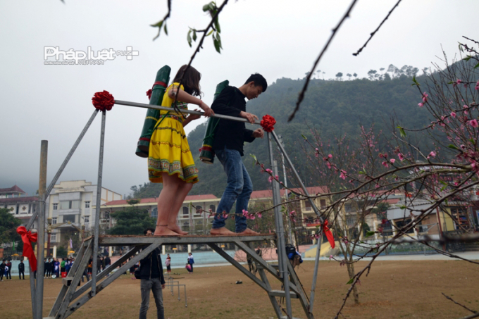 Thi gh&aacute;nh nước l&agrave; hội thi được nhiều đ&ocirc;i nam -&nbsp; nữ thanh ni&ecirc;n h&agrave;o hứng tham gia.