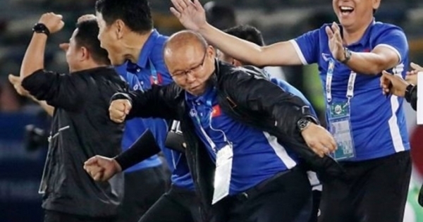 Khoảnh khắc thầy Park ăn mừng đoạt giải nhất cuộc thi ảnh ở Hàn Quốc