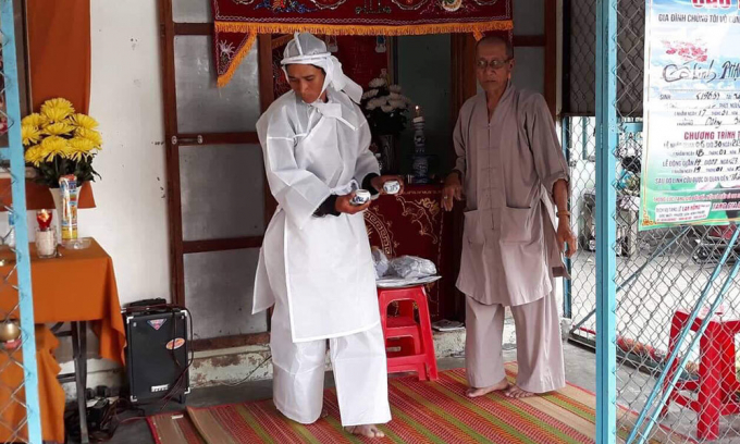 Gia đ&igrave;nh tổ chức tang lễ cho nạn nh&acirc;n.